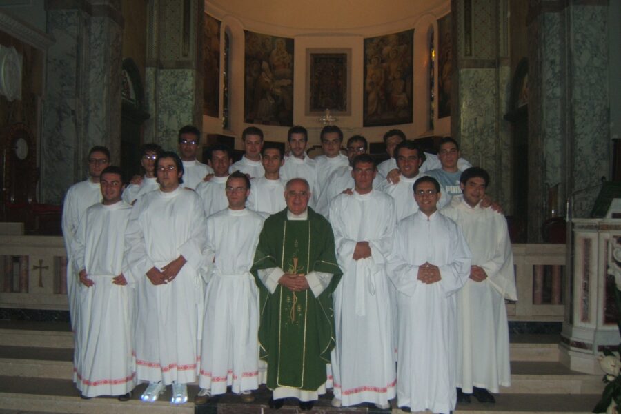 Il Giubileo Sacerdotale di don Vincenzo e il gruppo Ministranti, una storia italiana da raccontare ai giovani d’oggi