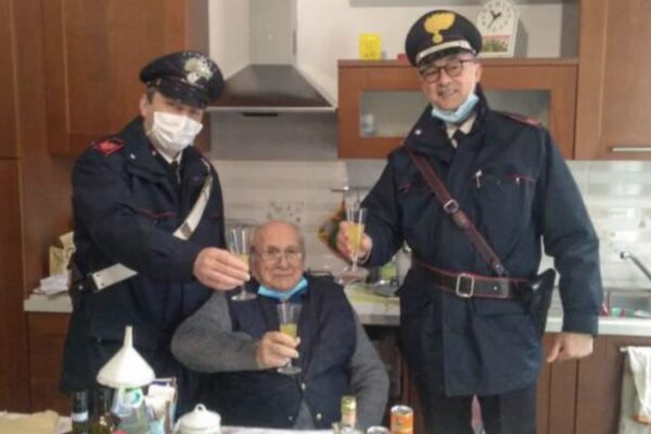 Si sente solo a casa, 94enne chiama i carabinieri per brindare al Natale