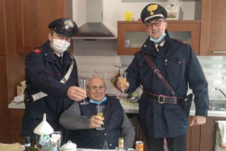 Si sente solo a casa, 94enne chiama i carabinieri per brindare al Natale