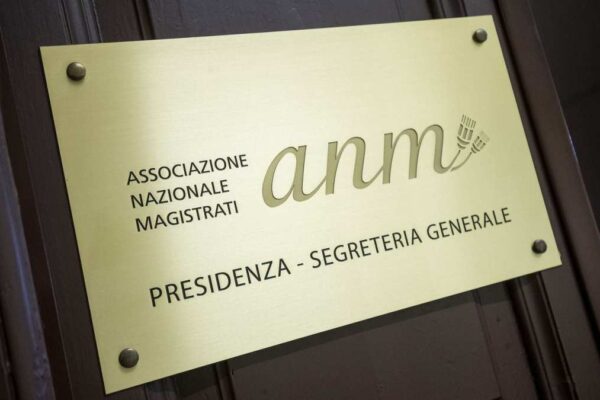 “I tribunali non sono aziende”, in cinque lasciano l’Anm