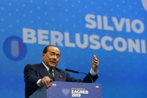 Berlusconi annuncia no al MES, è rivolta nei gruppi parlamentari