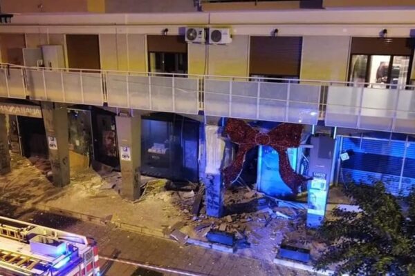Bomba nel Napoletano, distrutti i negozi della ‘Galleria Marconi’: l’ombra del racket dietro l’attacco