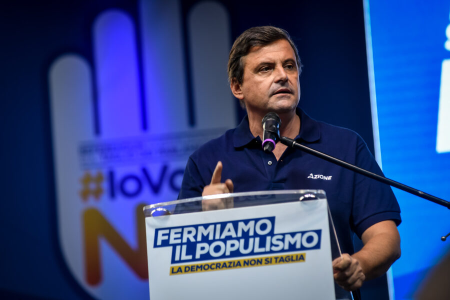 Calenda accusa il M5S: “Hanno nascosto i rapporti con le lobby”