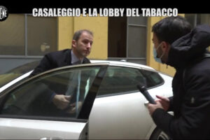 Cinquestellopoli, Casaleggio scappa alla vista delle Iene che indagano sullo scoop del Riformista