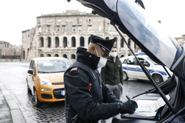 Foto Cecilia Fabiano/ LaPresse 
24 Dicembre  2020 Roma (Italia)
Cronaca : Controlli per il blocco della circolazione attivo nei giorni di Natale 
Nella Foto : Posto di blocco dei carabinieri  a Teatro Marcello 
Photo Cecilia Fabiano/LaPresse
December 24 , 2020  Roma (Italy) 
News: Check points  for blocking the circulation active on Christmas days
In the Pic : Checkpoint of the Carabinieri police in Teatro Marcello
