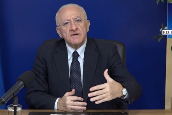 Campania, doppia ordinanza di De Luca: “Stop alcol e spostamenti. Nonni al pranzo di Natale e poi in terapia intensiva”