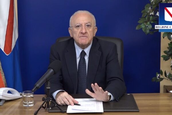 Campania in zona rossa, De Luca sbotta: “Ci sono regioni che ne escono con ricoveri 5 volte superiori”