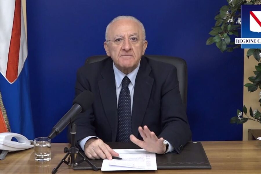 Campania in zona rossa, De Luca sbotta: “Ci sono regioni che ne escono con ricoveri 5 volte superiori”