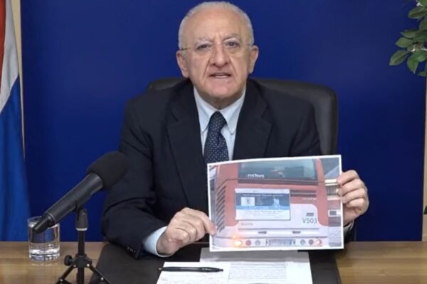 “Vieni a Milano a curarti”, la pubblicità che fa imbestialire De Luca: “È il Pascale il migliore in Italia”