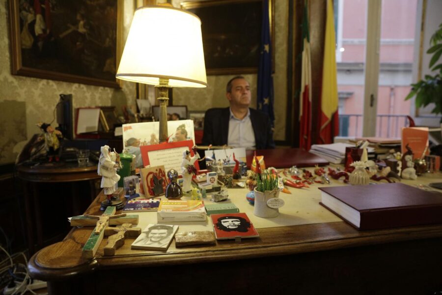 Napoli è in ginocchio e de Magistris rispolvera la politica delle brioches