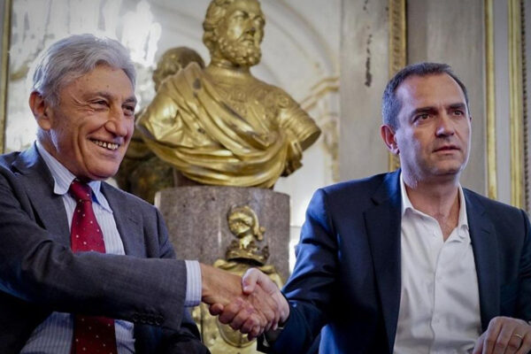 Cala il sipario su de Magistris ma non si alza quello su Bassolino