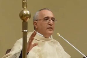 “Astemi non vanno in paradiso”, ricoverato per Covid il prete diventato virale per l’omelia di Natale