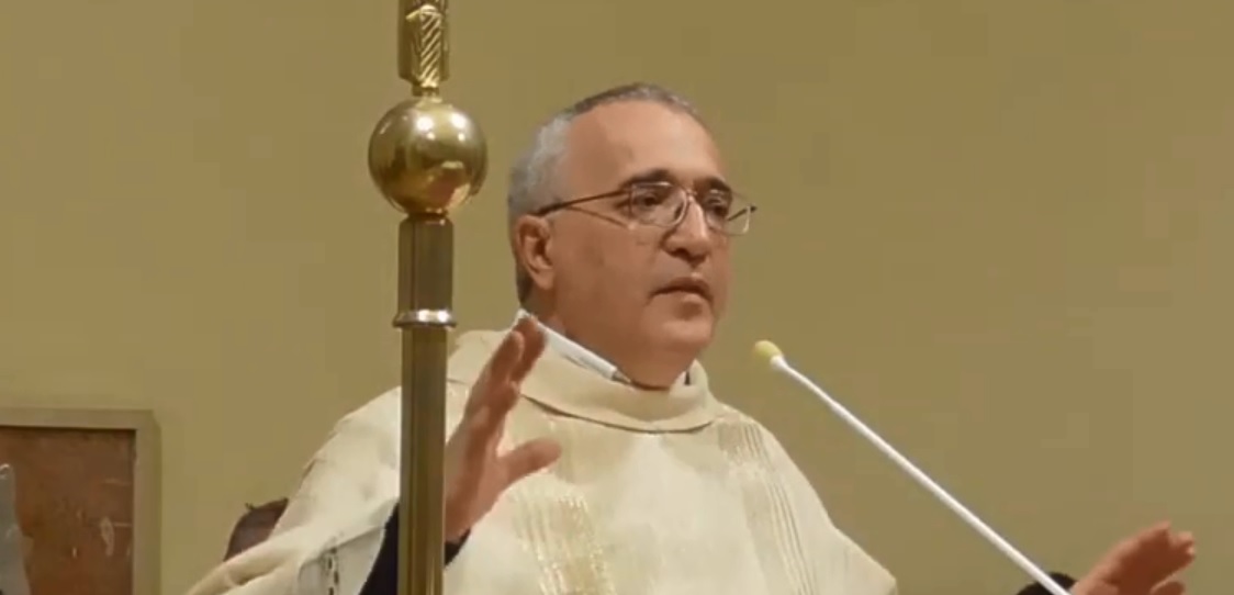 “Astemi non vanno in paradiso”, ricoverato per Covid il prete diventato virale per l’omelia di Natale
