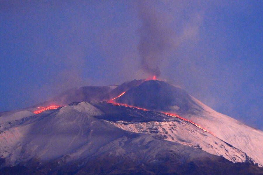 Eruzioni sull’Etna, tra fontane di lava e colate prosegue l’attività del vulcano