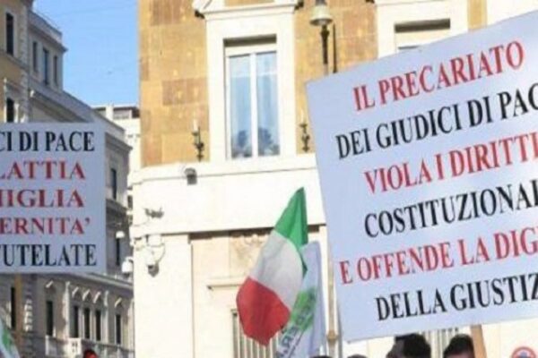 Ai giudici di pace la stessa paga degli altri magistrati