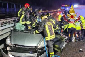 Famiglia distrutta in un incidente sulla tangenziale di Milano: morti genitori e bimba, gravi altri due fratelli