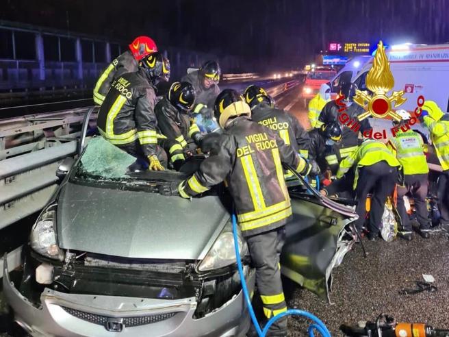 Famiglia distrutta in un incidente sulla tangenziale di Milano: morti genitori e bimba, gravi altri due fratelli