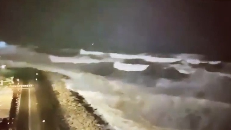 Lungomare da liberato ad allagato, la Napoli di de Magistris travolta dalle onde