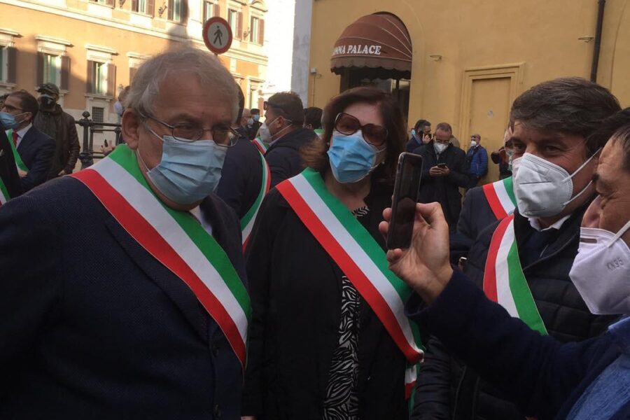 Buon Natale sindaci, presidio di democrazia