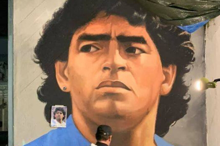 Napoli, nuovo murales per Maradona: “È uno scudo per difenderci e una spada per attaccare”