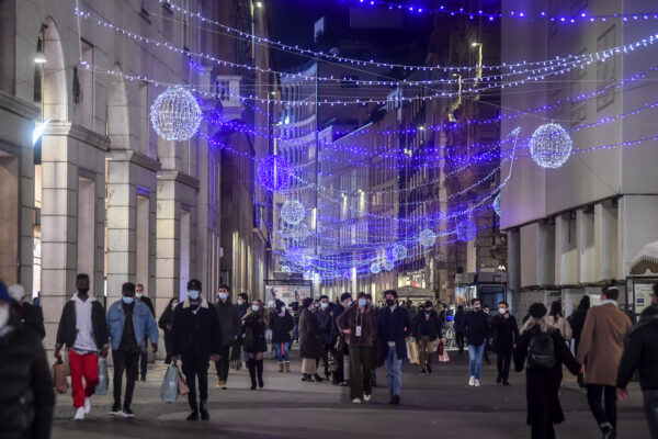 Foto Claudio Furlan – LaPresse 15 Dicembre 2020 Milano (Italia) NewsMilano, vetrine dei negozi e luminarie natalizie nel centro cittàPhoto Claudio Furlan – LaPresse14 December 2020 Milan ( Italy )NewsShop windows and Christmas lights in the center of Milan