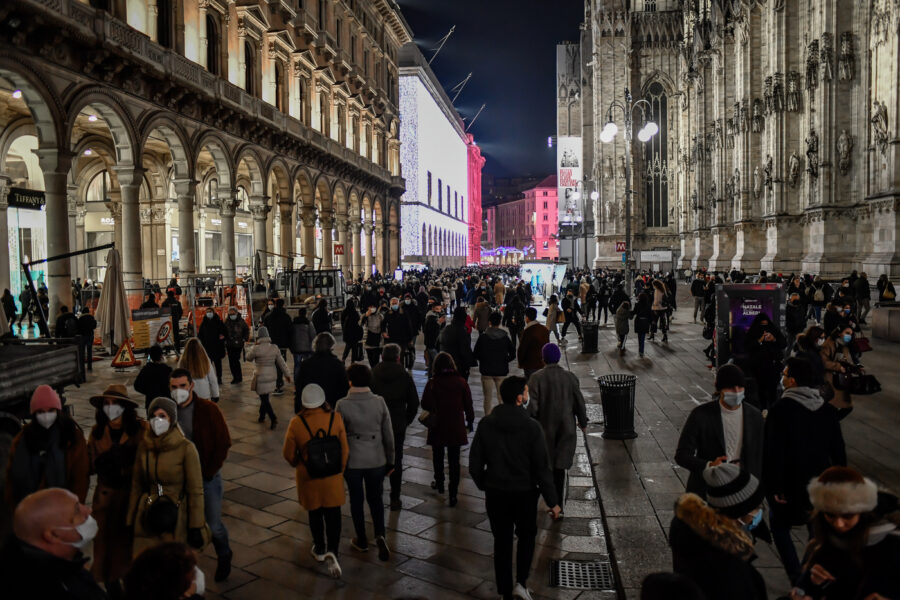 Foto Claudio Furlan – LaPresse 
07 Dicembre 2020 Milano (Italia) 
News
Il centro di Milano nel giorno di Sant’ Ambrogio
Nella foto: Corso Vittorio Emanuele


Photo Claudio Furlan – LaPresse
07 December 2020 Milano ( Italy )
News
The center of Milan on the day of Sant ‘Ambrogio
In the photo: Corso Vittorio Emanuele