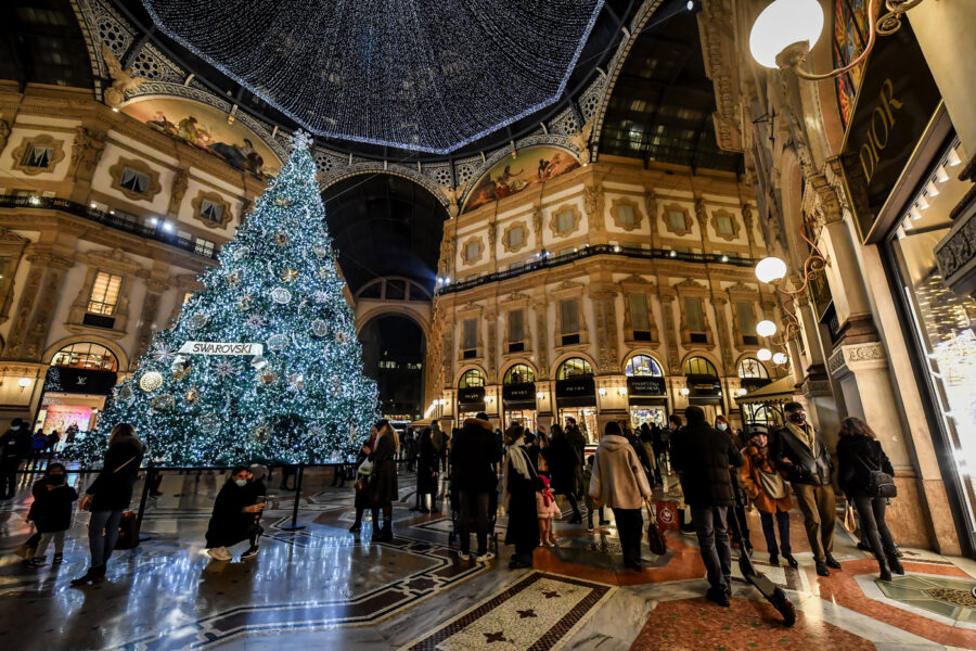 Foto Claudio Furlan – LaPresse 15 Dicembre 2020 Milano (Italia) NewsMilano, vetrine dei negozi e luminarie natalizie nel centro cittàPhoto Claudio Furlan – LaPresse14 December 2020 Milan ( Italy )NewsShop windows and Christmas lights in the center of Milan