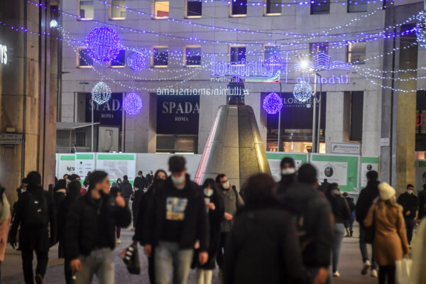 Foto Claudio Furlan – LaPresse 15 Dicembre 2020 Milano (Italia) NewsMilano, vetrine dei negozi e luminarie natalizie nel centro cittàPhoto Claudio Furlan – LaPresse14 December 2020 Milan ( Italy )NewsShop windows and Christmas lights in the center of Milan