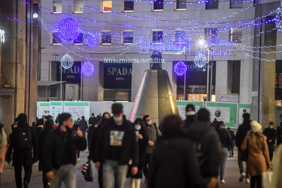 Foto Claudio Furlan – LaPresse 15 Dicembre 2020 Milano (Italia) NewsMilano, vetrine dei negozi e luminarie natalizie nel centro cittàPhoto Claudio Furlan – LaPresse14 December 2020 Milan ( Italy )NewsShop windows and Christmas lights in the center of Milan