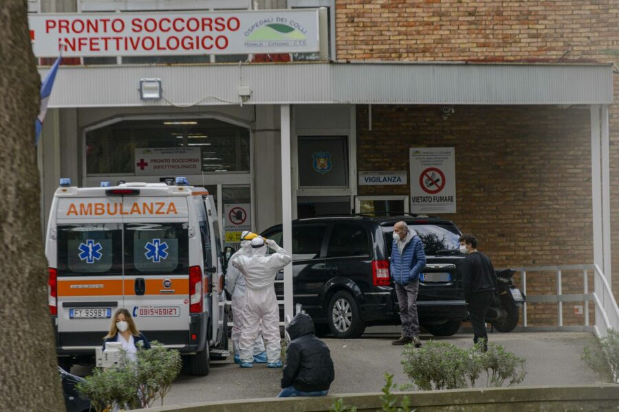 Coronavirus, a Napoli mortalità doppia rispetto alla Campania: la mappa dei quartieri più contagiati