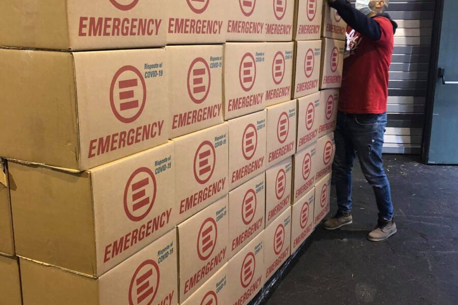 Emergency distribuisce a Napoli 400 pacchi alimentari a settimana
