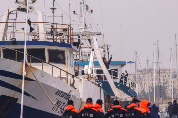 Foto Francesco Militello Mirto/LaPresse 
20 dicembre 2020 Mazara del Vallo, Trapani – Italia 
cronaca 
Arrivati a Mazara del Vallo i 18 pescatori liberati in Libia.
Sono rientrando in Italia i 18 pescatori a bordo dei due pescherecci Antartide e Medinea, sequestrati dalle autorità libiche il 1 settembre scorso. Suonano le sirene del porto di Mazara del Vallo mentre le due imbarcazioni si dirigono verso il molo dove ad attendere i pescatori ci sono i loro famigliari.
Nella foto: il saluto ai parenti di un pescatore 

Photo Francesco Militello Mirto/LaPresse 
December 20, 2020 Mazara del Vallo, Trapani – Italy 
news 
Arrived in Mazara del Vallo the 18 fishermen freed in Libya.
The 18 fishermen aboard the two fishing boats Antartide and Medinea, seized by Libyan authorities on September 1, are back to Italy.