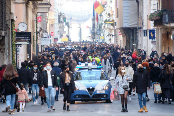 Decreto Natale, lo ‘spiegone’ del governo con le Faq: cosa si può fare in zona rossa e arancione