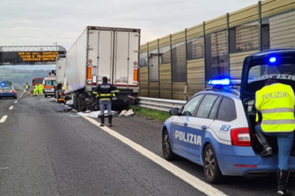 Camionista eroe: ha un malore mentre guida, accosta e muore evitando una strage