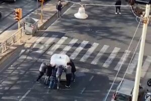 Ristoratori di Napoli bloccano di nuovo il lungomare contro De Luca e la zona arancione