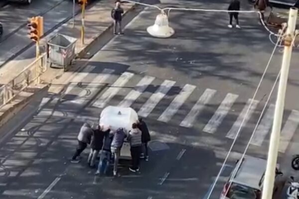 Ristoratori di Napoli bloccano di nuovo il lungomare contro De Luca e la zona arancione