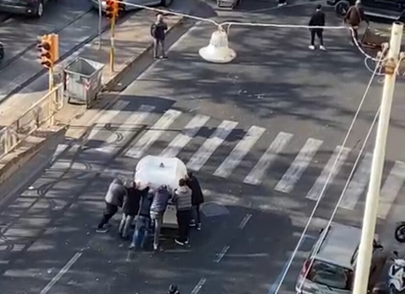 Ristoratori di Napoli bloccano di nuovo il lungomare contro De Luca e la zona arancione