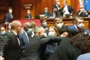 Ressa in Senato, assembramenti e alta tensione tra i parlamentari: altro che distanziamento