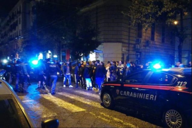Cassonetto in fiamme e uova contro polizia e carabinieri: “Basta, non possono farla sempre franca”