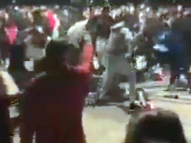 Maxi risse tra giovanissimi, calci e pugni tra decine di ragazzini: scoppia il caso