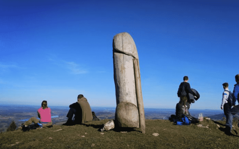 Il mistero del monolite a forma di pene: comparso in una notte, scomparso anni dopo