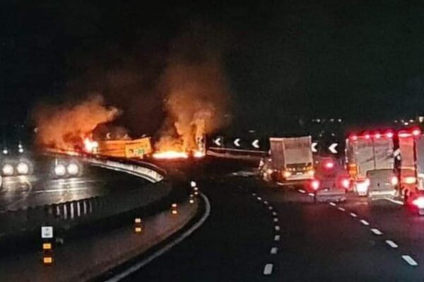 Incidente in autostrada, autista di camion muore carbonizzato