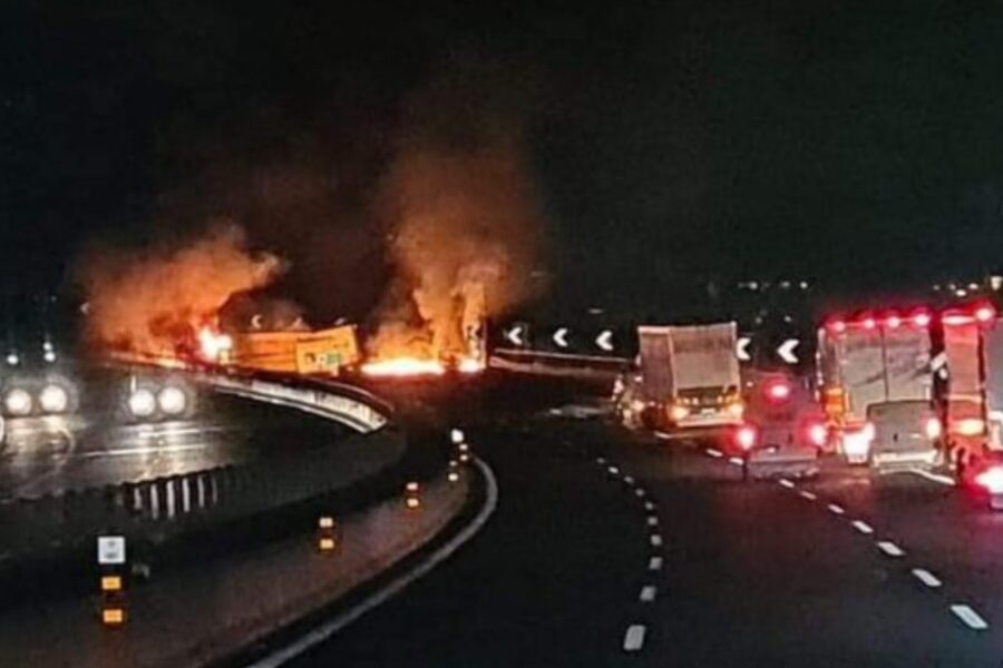 Incidente in autostrada, autista di camion muore carbonizzato