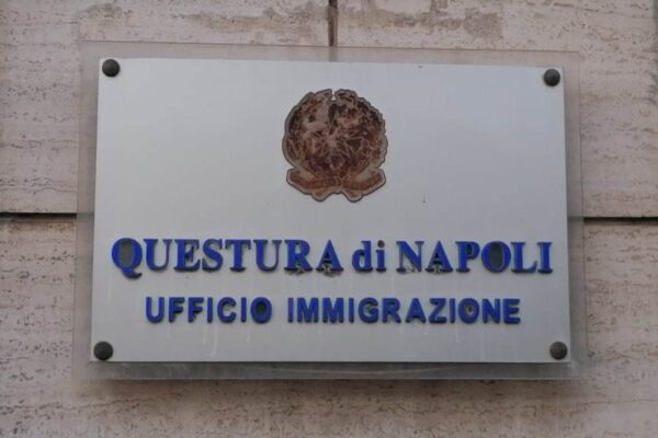 Ufficio Immigrazione di Napoli, arrivano le prenotazioni online per evitare file e assembramenti