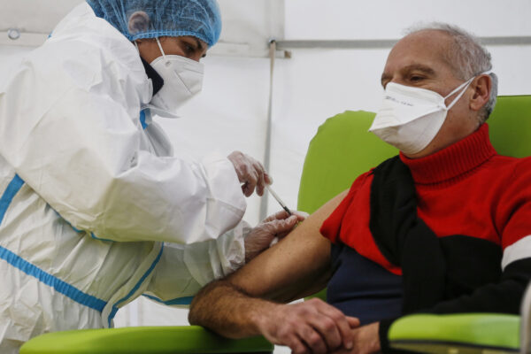 Foto Cecilia Fabiano/ LaPresse 
27 Dicembre  2020 Roma (Italia)
Cronaca : 
Vaccino Day con il nuovo vaccino anti -Covid 19 al Santa Maria della Pietà 
Nella Foto : il personale sanitario della asl RM 1 viene vaccinato 
Photo Cecilia Fabiano/LaPresse
December 27 , 2020  Roma (Italy) 
News:  
Vaccine Day at Santa Maria della pietà Hospital with the new Covid 19 Vaccine 
In the Pic : the ASL RM 1 medical staff is vaccinated