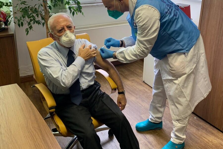 De Luca si è vaccinato ‘contro’ il governo, adesso spieghi perché