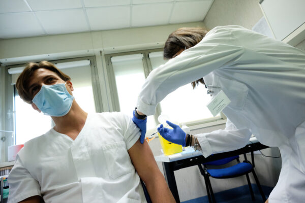 Vaccino anti-Covid, oltre 17mila dosi somministrate in Italia: Lazio prima regione