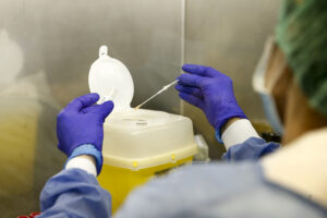 Foto Cecilia Fabiano/ LaPresse 
07 Maggio 2020 Roma (Italia)
Cronaca 
Fase 2 laboratorio di analisi dei tamponi del san Filippo Neri . durante le riaperture della fase 2 si evidenzia maggiormente l’importanza della diagnostica 
Nella Foto :  il laboratorio dove vengono lavorati i tamponi 
Photo Cecilia Fabiano/LaPresse
May 07, 2020 Rome (Italy) 
News
Phase 2 , swabs analysis laboratory of the San Filippo Neri Covid Hospital. during the reopening of phase 2, the diagnostics is very important 
In the pic : the laboratory where the swabs are analyzed