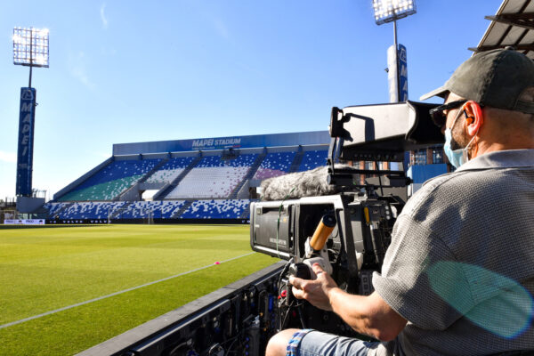 Foto Massimo Paolone/LaPresse 
4 luglio 2020 Reggio Emilia, Italia 
sport calcio 
Sassuolo vs Lecce – Campionato di calcio Serie A TIM 2019/2020 – stadio Mapei Città del Tricolore
Nella foto: una veduta dello stadio Mapei con gli spalti senza pubblico e in primo piano una telecamera

Photo Massimo Paolone/LaPresse 
July 4, 2020 Reggio Emilia, Italy 
sport soccer 
Sassuolo vs Lecce – Italian Football Championship League A TIM 2019/2020 – Mapei stadium
In the pic: a view of the Mapei stadium with the stands without fans and a camera in the foreground