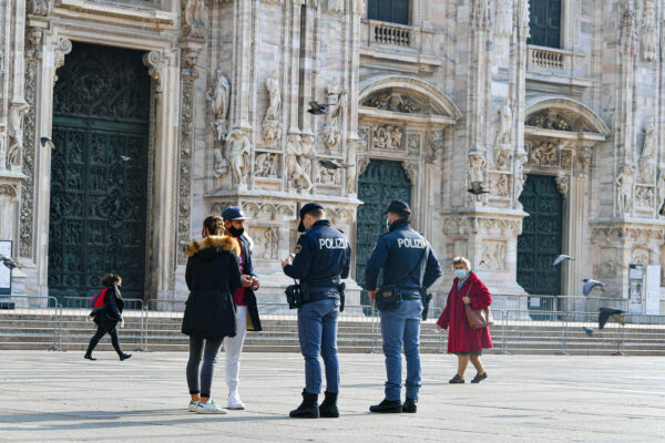Foto Gian Mattia D’Alberto – LaPresse
06-11-2020 Milano
Cronaca
Milano in lockdown
nella foto: controlli in piazza Duomo

Ph Gian Mattia D’Alberto – LaPresse
2020-11-06 Milan
News
lockdown in Milan
in the photo: checks in the Dome square